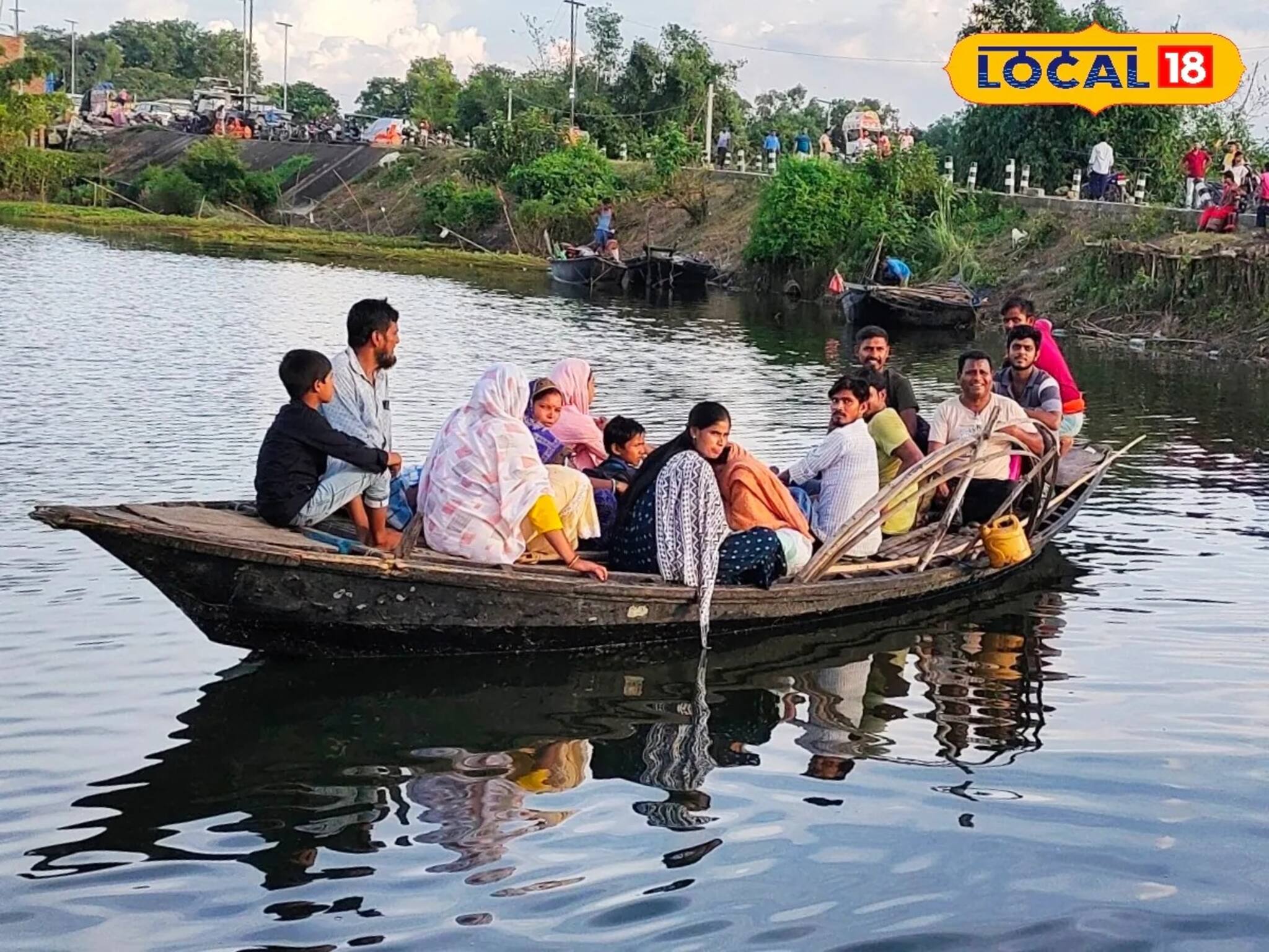 বন্যার মাঝে নৌকার ভাড়া বেড়ে খাঁড়ার ঘা! ভুতনির যন্ত্রণা আর দূর হয় না
