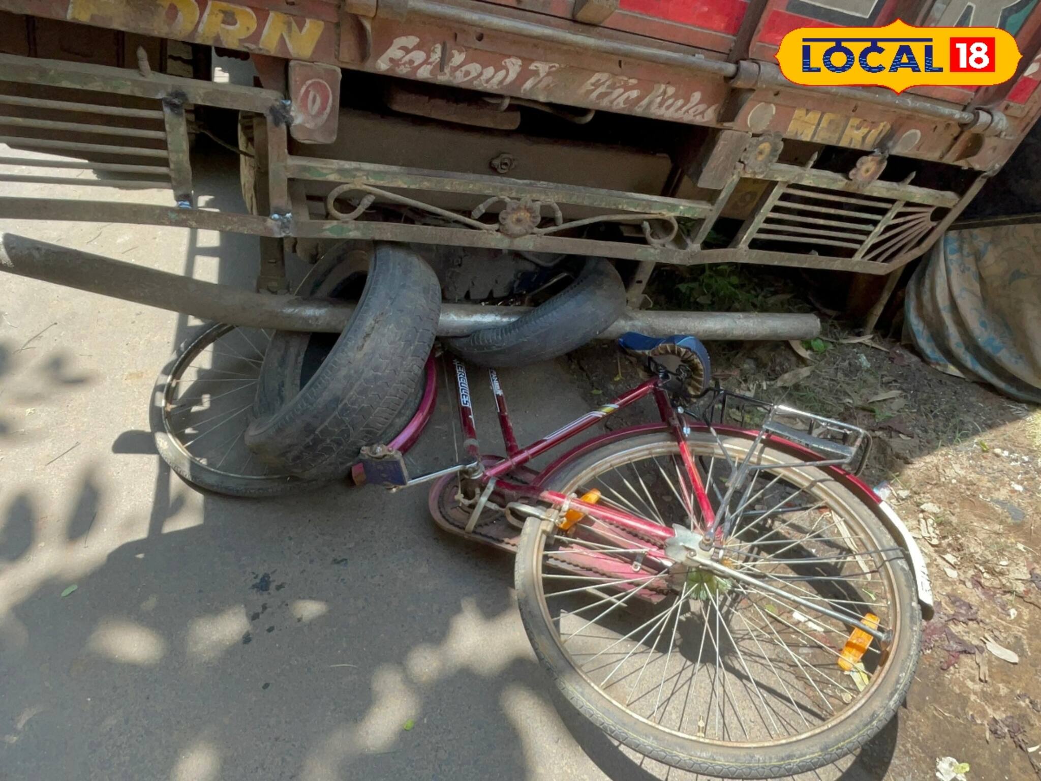 সজোরে ধাক্কায় ট্রাকের চাকার তলায়... 'অবিশ্বাস্যভাবে' বেঁচে গেল রূপম!