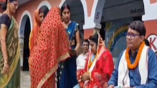 স্কুলের ভিতরে কী হচ্ছে এসব?