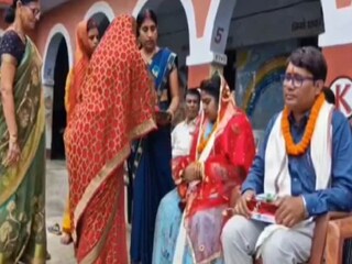 স্কুলের ভিতরে কী হচ্ছে এসব?