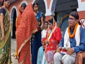 স্কুলের ভিতরে কী হচ্ছে এসব?