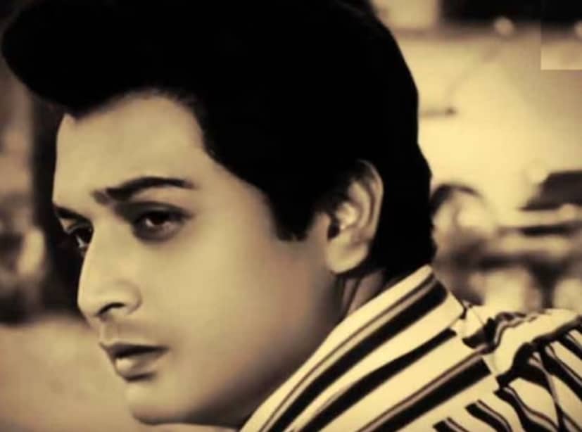 বিনোদ খান্না এবং আমজাদ খানকেও দেখা গিয়েছিল ছবিতে।শ্যুটিংয়ে ক্যামেরা চলতে থাকে। পরিচালকও ইচ্ছা করেই কাট বলেননি। আর অভিনেতাও রেখাকে জাপটে ধরে চুম্বন করে যেতে থাকেন। এভাবে কেটেছিল প্রায় ৫ মিনিট। সেটের ক্রু সদস্যদের মধ্যে হইচই শুরু হয়ে যায়। তাঁরা উচ্ছ্বসিত হয়ে হাততালিতে ফেটে পড়েছিলেন। তবে রেখার মনে তখন যেন উথাল-পাথাল চলছে। কিছুক্ষণ চোখ বন্ধ করে রেখেছিলেন তিনি। এরপর তাঁর চোখ দিয়ে জল গড়িয়ে পড়তে শুরু করে। সেই ঘটনার স্মৃতি হাতড়ে রেখা একবার বলেছিলেন যে, ঘটনার আকস্মিকতায় তিনি খুবই হতচকিত হয়ে পড়েছিলেন। 