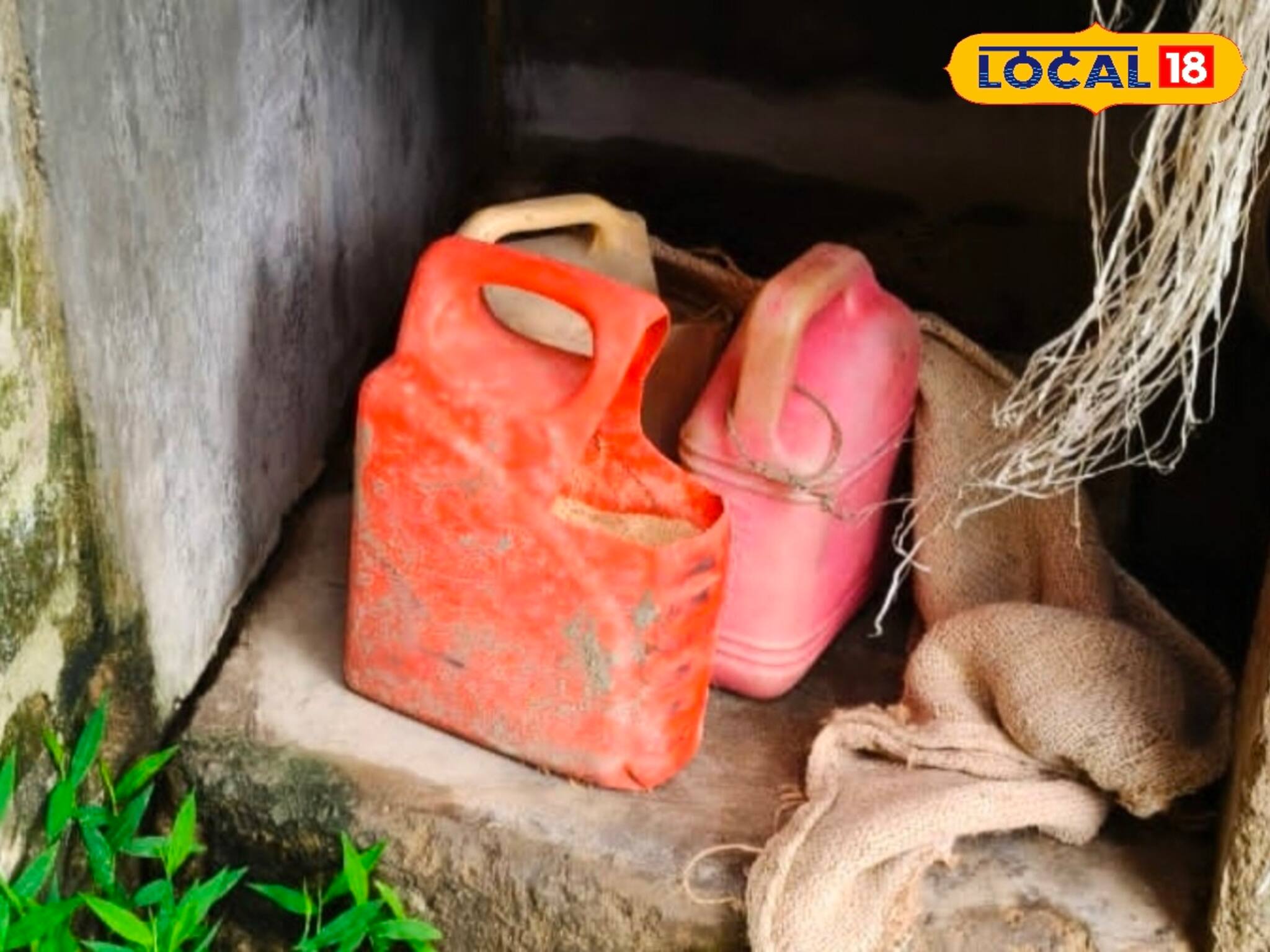 পরিত্যক্ত বাড়ির শৌচাগার থেকে ৩ ড্রাম তাজা বোমা উদ্ধার, গোপনে কারা করছে এসব?