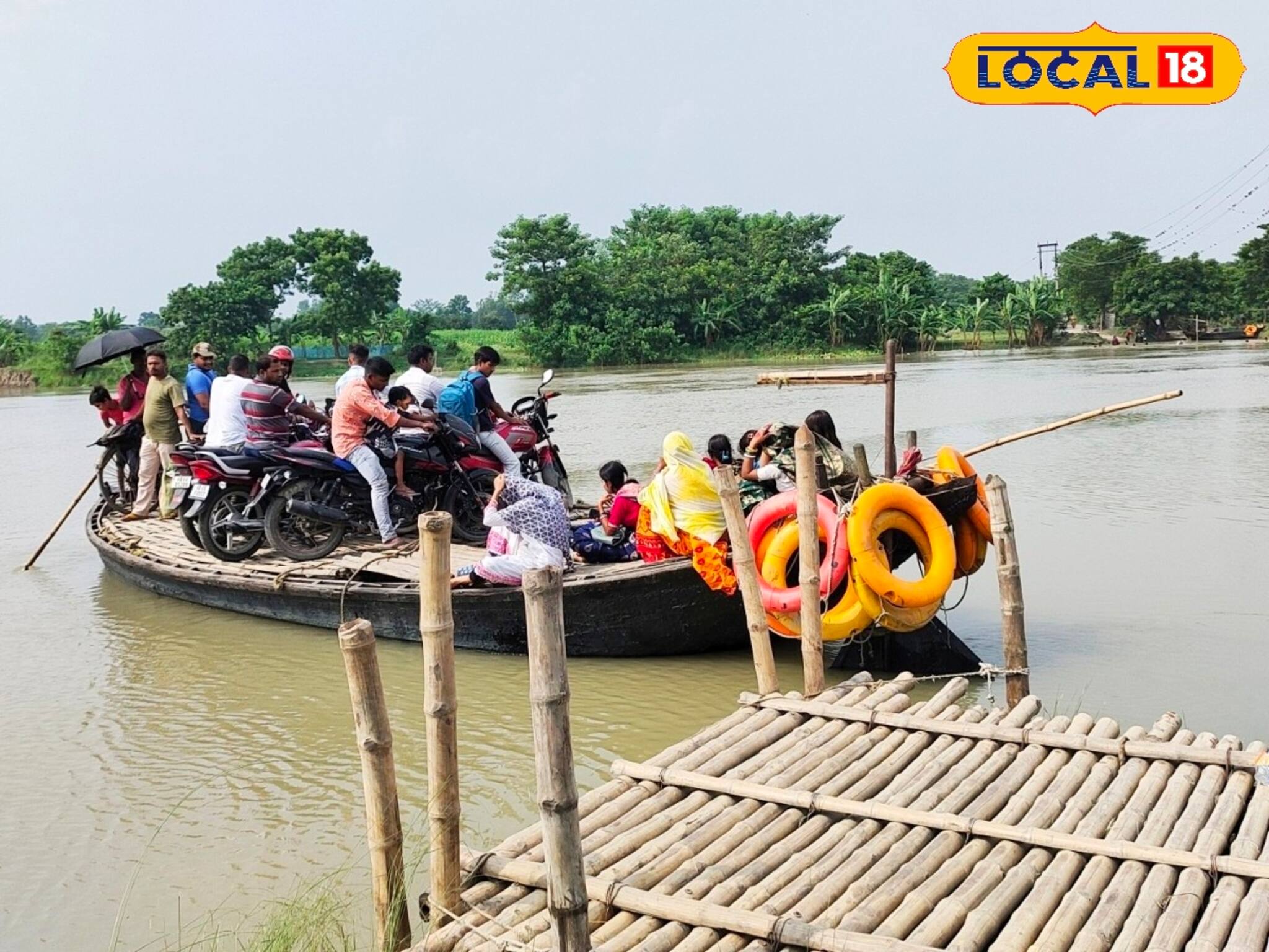 বর্ষায় কালিন্দী নদীর জল বেড়ে সাঁকো ভাসিয়েছে, মালদহে যোগাযোগ বিচ্ছিন্ন দশটি গ্রামের