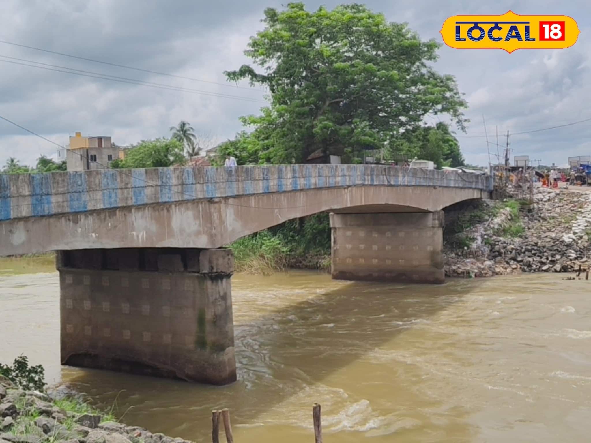 দুর্ঘটনার আশঙ্কা! পণ্যবাহী ট্রাক নিয়ে এই রাস্তা দিয়ে ভুলেও আসবেন না