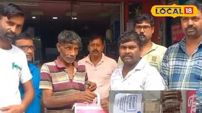 টাকা কুড়িয়ে পেয়েও ফিরিয়ে দিলেন টাকা কুড়িয়ে পেয়েও ফিরিয়ে দিলেন