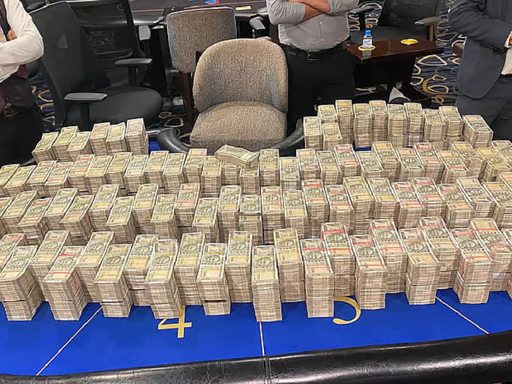 Cash Seized: টাকা আর টাকা, টাকার পাহাড় গুনতে আনা হল মেশিন! সঙ্গে বিপুল সোনা-রুপো, কর্ণাটকের বিধায়কের গুপ্তধন উদ্ধার ইডির
