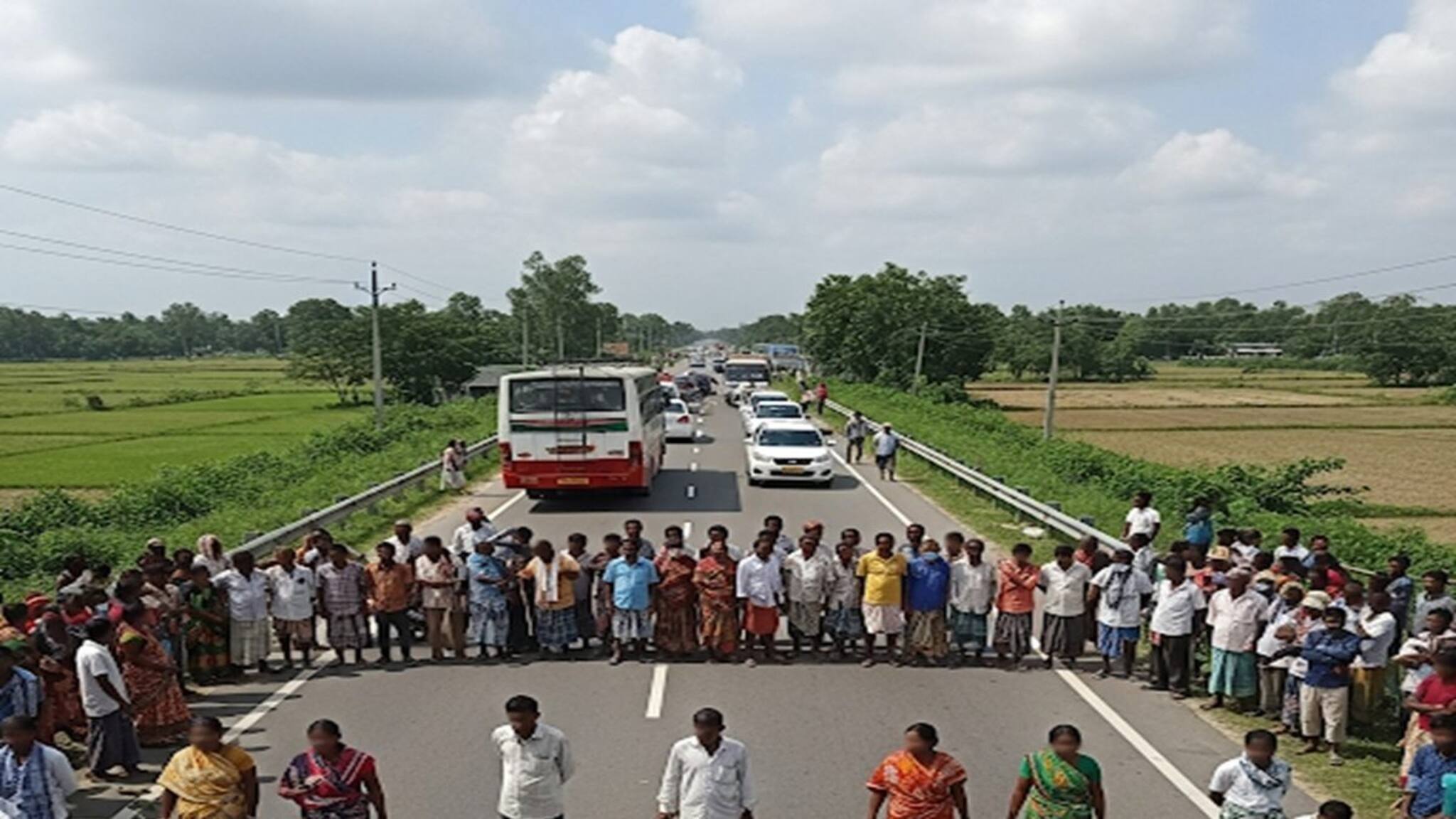 মুরগির খামার থেকে দূষণের আশঙ্কায় রাজ্য সড়ক অবরোধ, তুমুল বিক্ষোভ