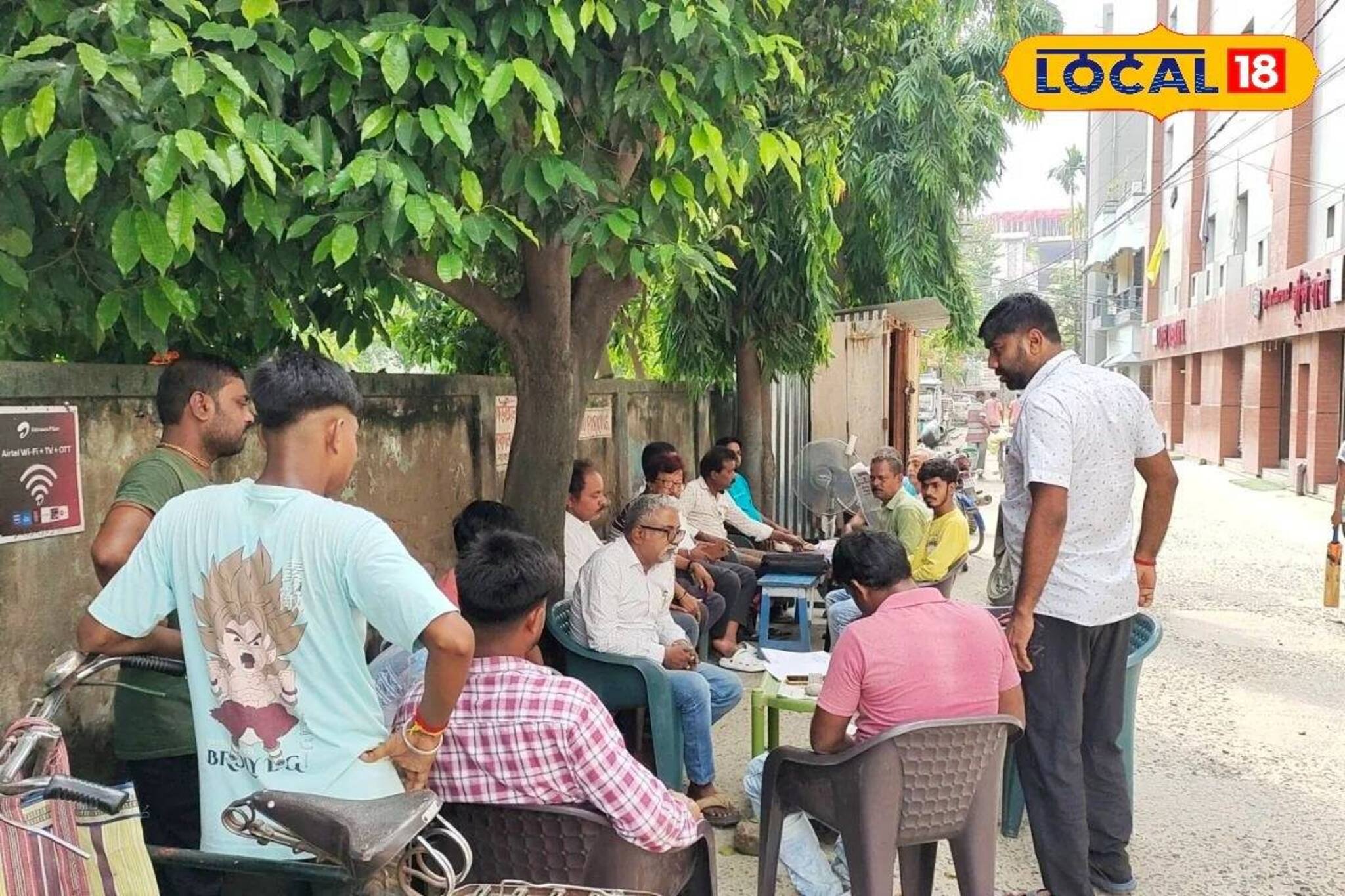 বকুলতলায় গেলেই দূর হয় সমস্যা! রোজ লেগে থাকে ভিড়, হচ্ছেটা কী মালদহে?