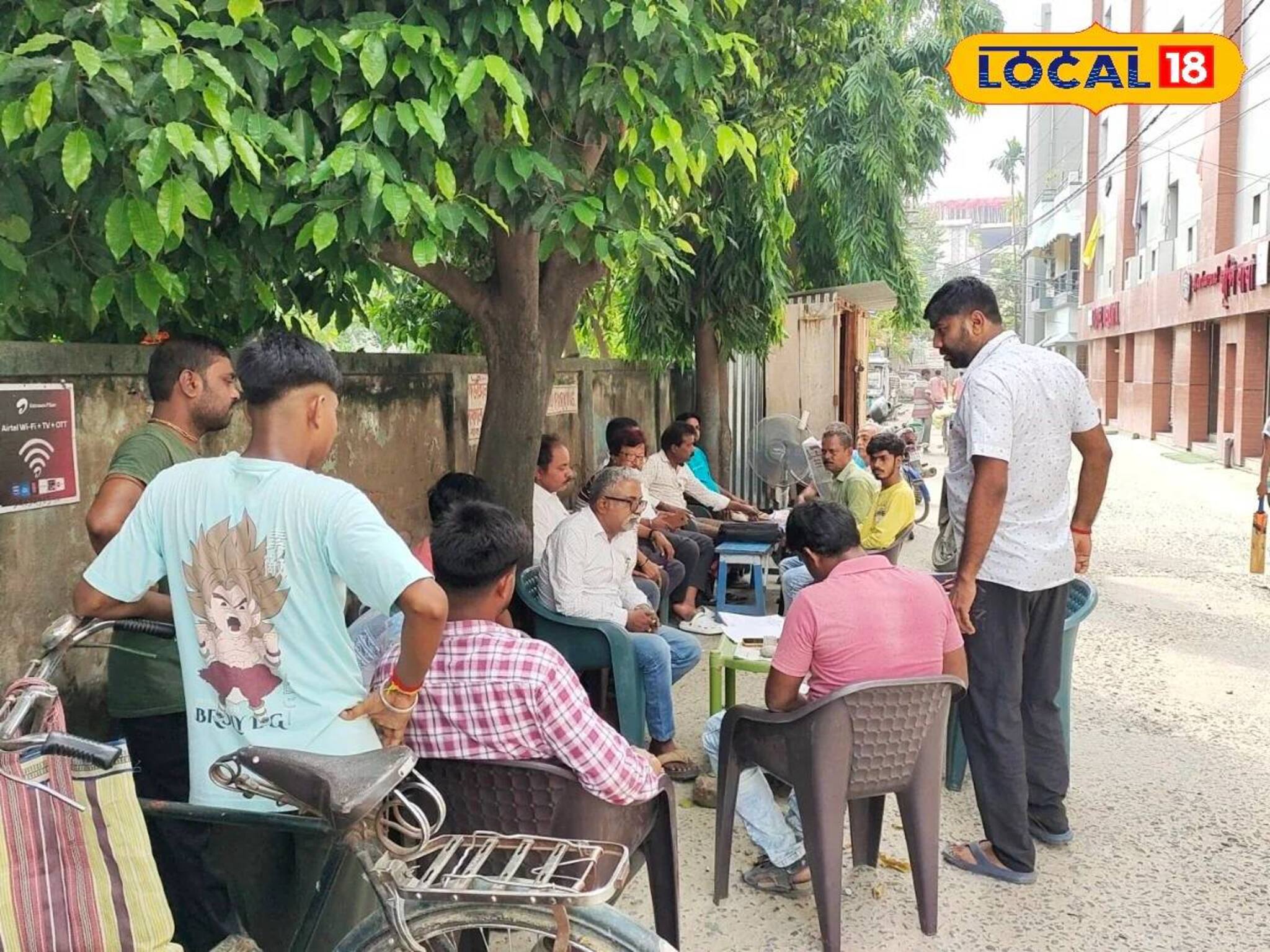 বকুলতলায় গেলেই দূর হয় সমস্যা! রোজ লেগে থাকে ভিড়, হচ্ছেটা কী মালদহে?