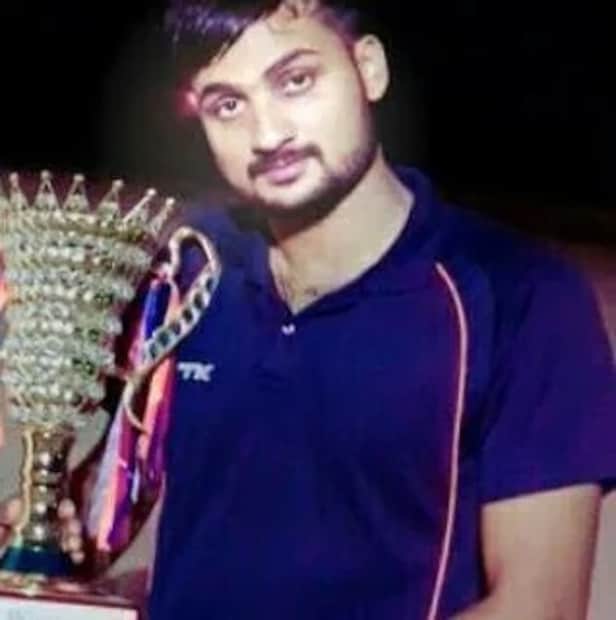 একসময়ে ক্রিকেটের স্বপ্ন পূরণের জন্য কলকাতায় চলে আসেন এবং বাকিটা ইতিহাস। ২০১৫ সালে আকাশ দীপ তাঁর বাবাকে পক্ষাঘাতগ্রস্ত অবস্থায় হারান। মাত্র ছয় মাস পর, তাঁর বড় ভাই ধীরজও মারা যান। ১৯ বছর বয়সে তিনি তাঁর মা এবং বোনদের জন্য একমাত্র উপার্জনক্ষম ব্যক্তি হয়ে ওঠেন। ক্রিকেট নিয়ে স্বপ্ন দেখার অনুমতি তখন জীবন দেয়নি- বেঁচে থাকাটাই ছিল সবার আগে দরকার! বাবা এবং ভাইকে হারানোর পর আকাশ তিন বছর ধরে ক্রিকেট পুরোপুরি ছেড়ে দেন। 