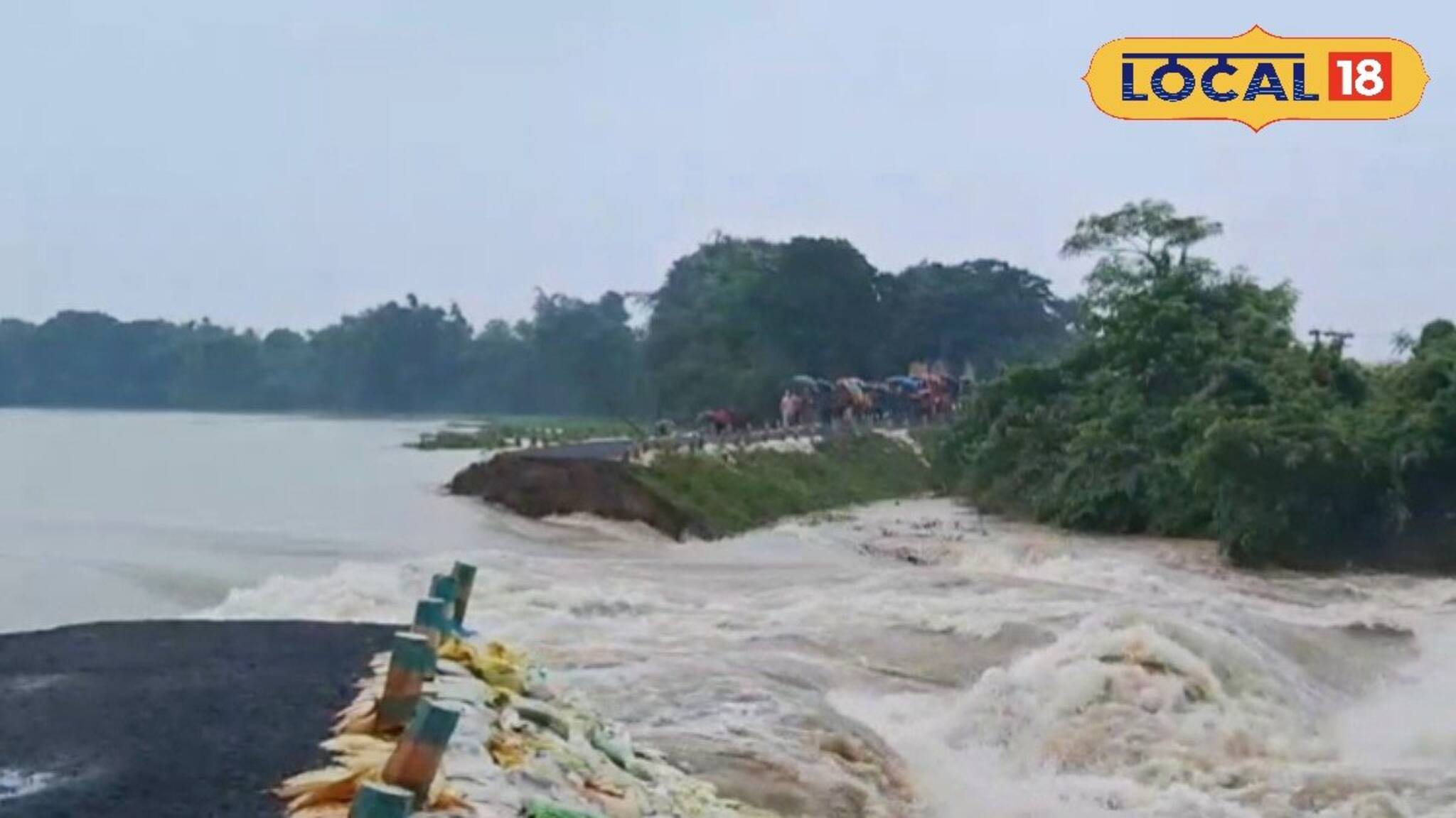 মালদহে ফুঁসছে গঙ্গা-ফুলহার! কোটি টাকার বাঁধ ভেঙে ভুতনিতে হু হু করে ঢুকছে জল