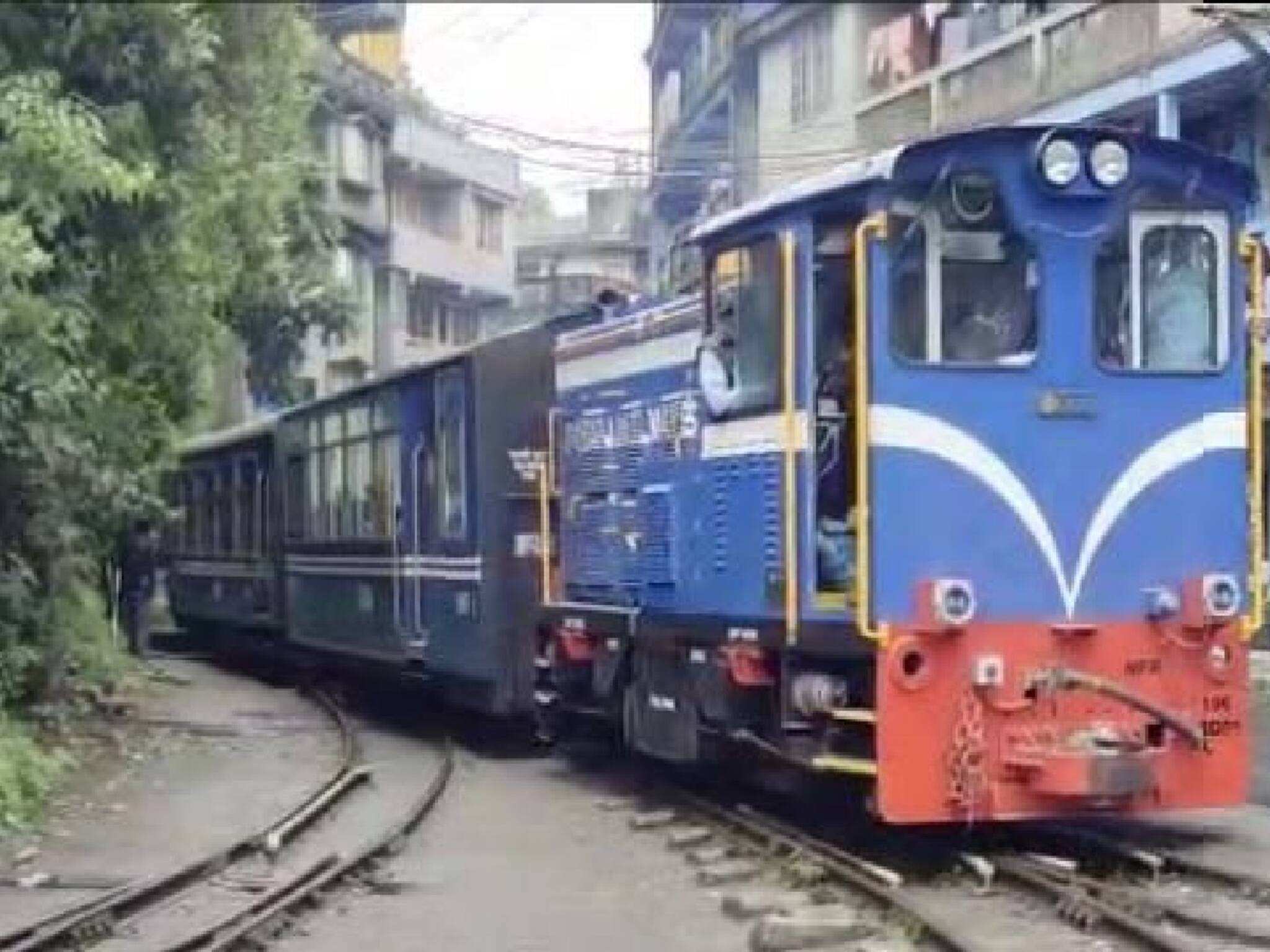 Darjeeling Travel in Durga Puja 2025: কেউ আর পুজোর ছুটিতে দার্জিলিং যেতে চাইছেন না, কেন? হোটেল ব্যবসায়ীদের দাবি শুনলে চমকে যাবেন!
