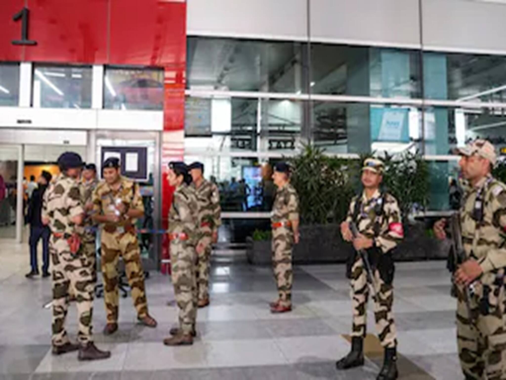 মহারাষ্ট্র সম্পর্কে ৫ প্রশ্নের উত্তর দিতে ব্যর্থ হওয়ায় দিল্লি বিমানবন্দরে আটক যাত্রী ! ধরা পড়ল পাসপোর্ট কারচুপির বিষয় সহজেই