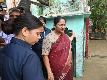 বাড়িতেই আক্রান্ত রেখা গুপ্তা
