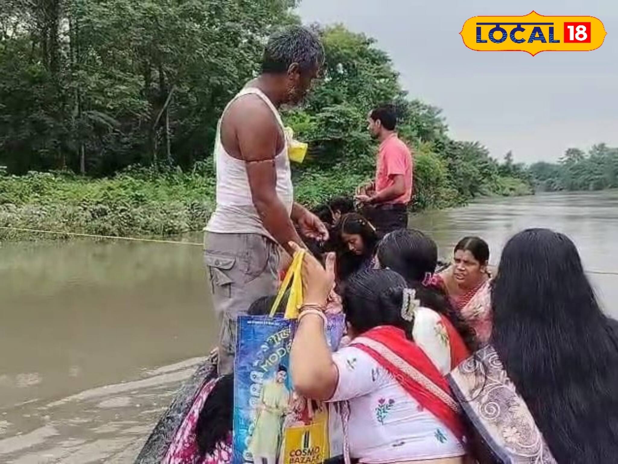শ্রাবণের শেষ সোমবার শিবের মাথায় জল ঢালতে গিয়ে মহাবিপদ! হুড়মুড়িয়ে ভেঙে পড়ল বাঁশের সাঁকো