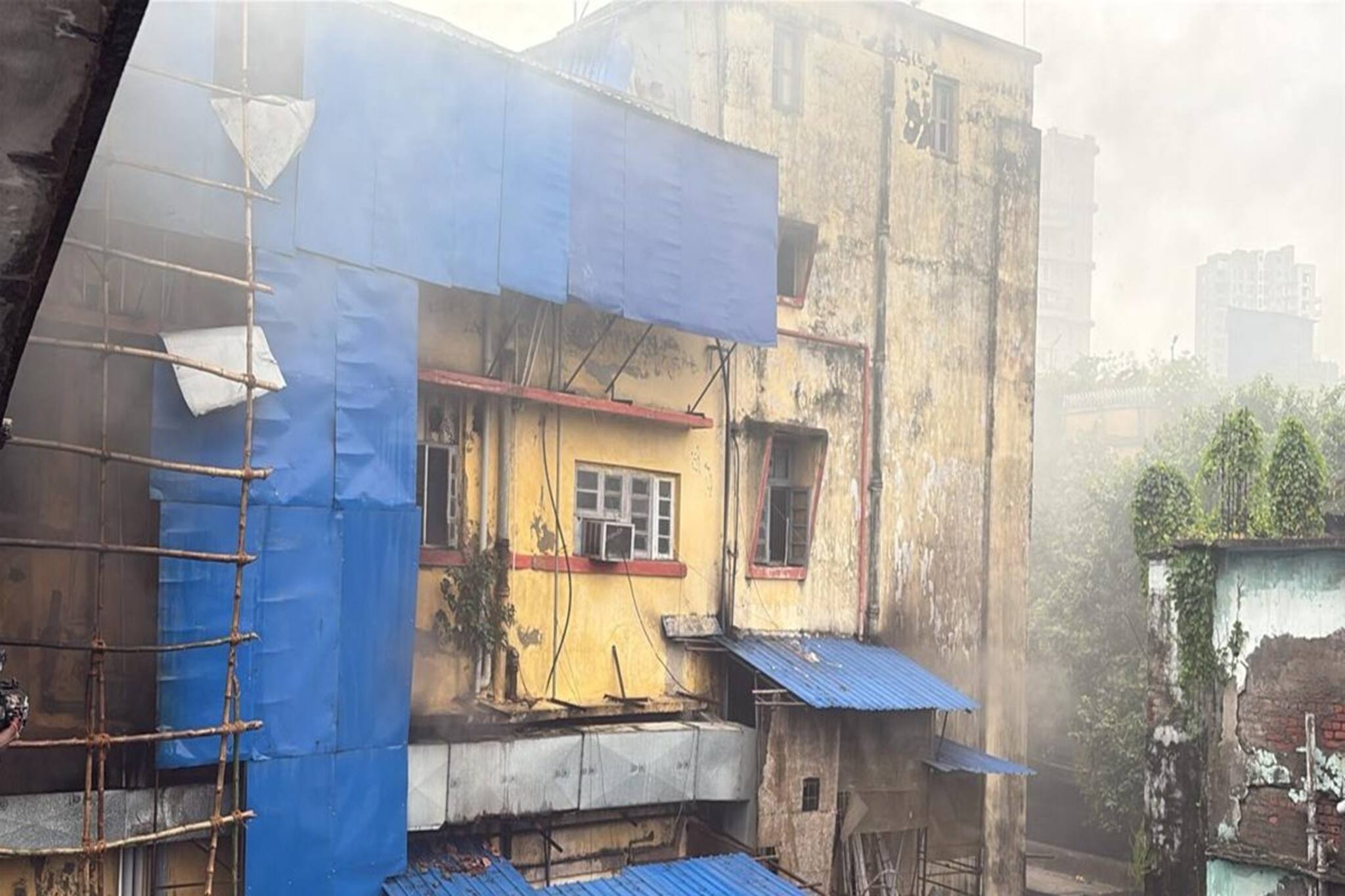 বন্ডেল গেটে দেজ মেডিক্যালে ভয়াবহ আগুন,লাগোয়া বহুতলেও আতঙ্ক! ঘটনাস্থলে দমকলের  ১০ ইঞ্জিন