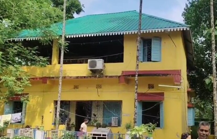 ঘটনার খবর দেওয়া হয় ডুয়ার্স নেচার অ্যান্ড স্নেক লাভার্স অর্গানাইজেশনের সদস্যদের। খবর পেয়ে সংগঠনের কর্মীরা দ্রুত ঘটনাস্থলে পৌঁছান। প্রায় আধ ঘণ্টার চেষ্টায় অবশেষে সাপটিকে উদ্ধার করতে সক্ষম হন তারা। এরপরই আতঙ্কমুক্ত হয় বিডিও পরিবার।