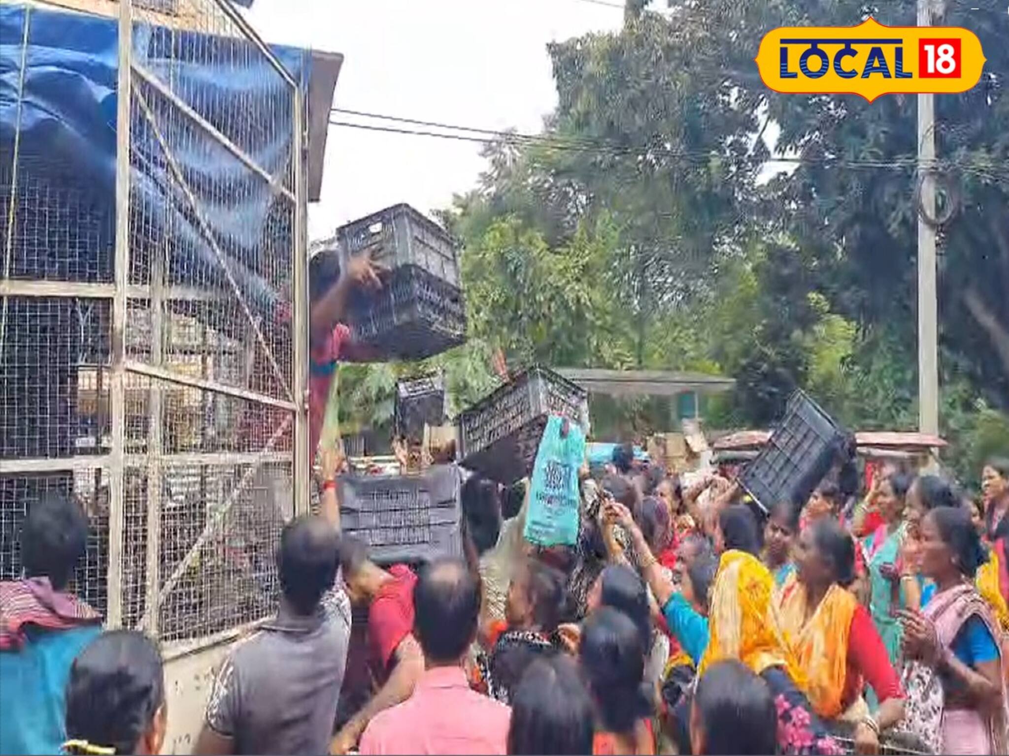 গরিবদের জন্য বরাদ্দ হাঁসের বাচ্চা 'অবৈধভাবে' বিলি! সরকারি আধিকারিকের বিরুদ্ধে এককাট্টা