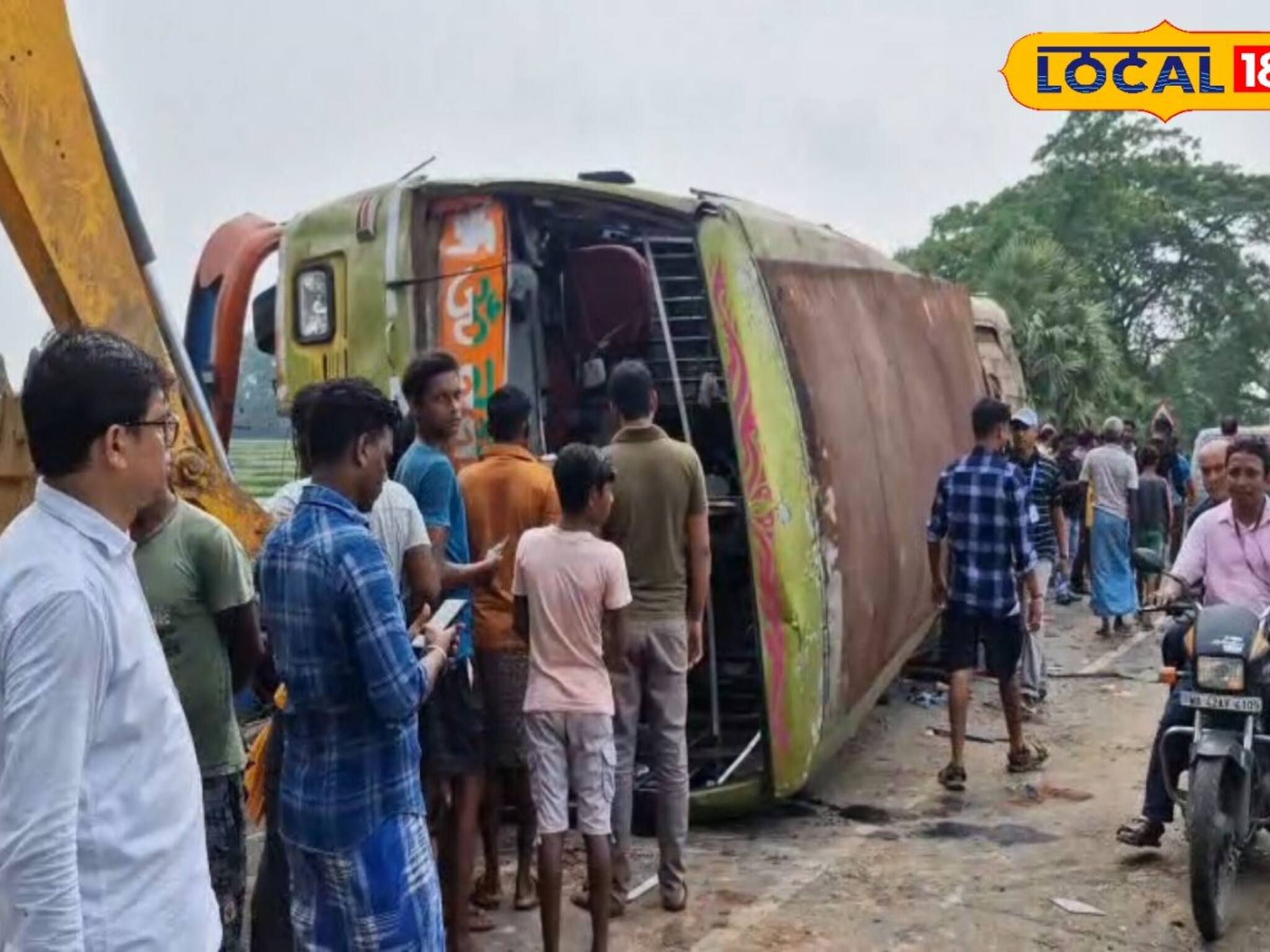 নিয়ন্ত্রণ হারিয়ে ইলেকট্রিক পোলে সজোরে ধাক্কা! যাত্রিবাহী বাস উল্টে মৃত ১
