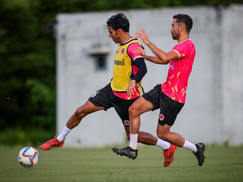 ডার্বিতে রাশিদের না থাকাটা ফ্যাক্টর হতে চলেছে ইস্টবেঙ্গলের জন্য। মোহনবাগান কতটা শক্তিশালী দল তা ভাল করে জানা ইস্টবেঙ্গলের। তবে রাশিদকে ছাড়াই নিজেদের সেরাটা উজার করে দিতে তৈরি লাল-হলুদ ব্রিগেড।     (Photo Courtesy- East Bengal X)