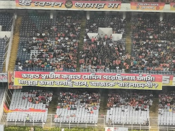 East Bengal Protest: ভাষা আন্দোলনের ঢেউ এবার যুবভারতীর ইস্টবেঙ্গল গ্যালারিতে! টিফো নিয়ে প্রতিবাদ