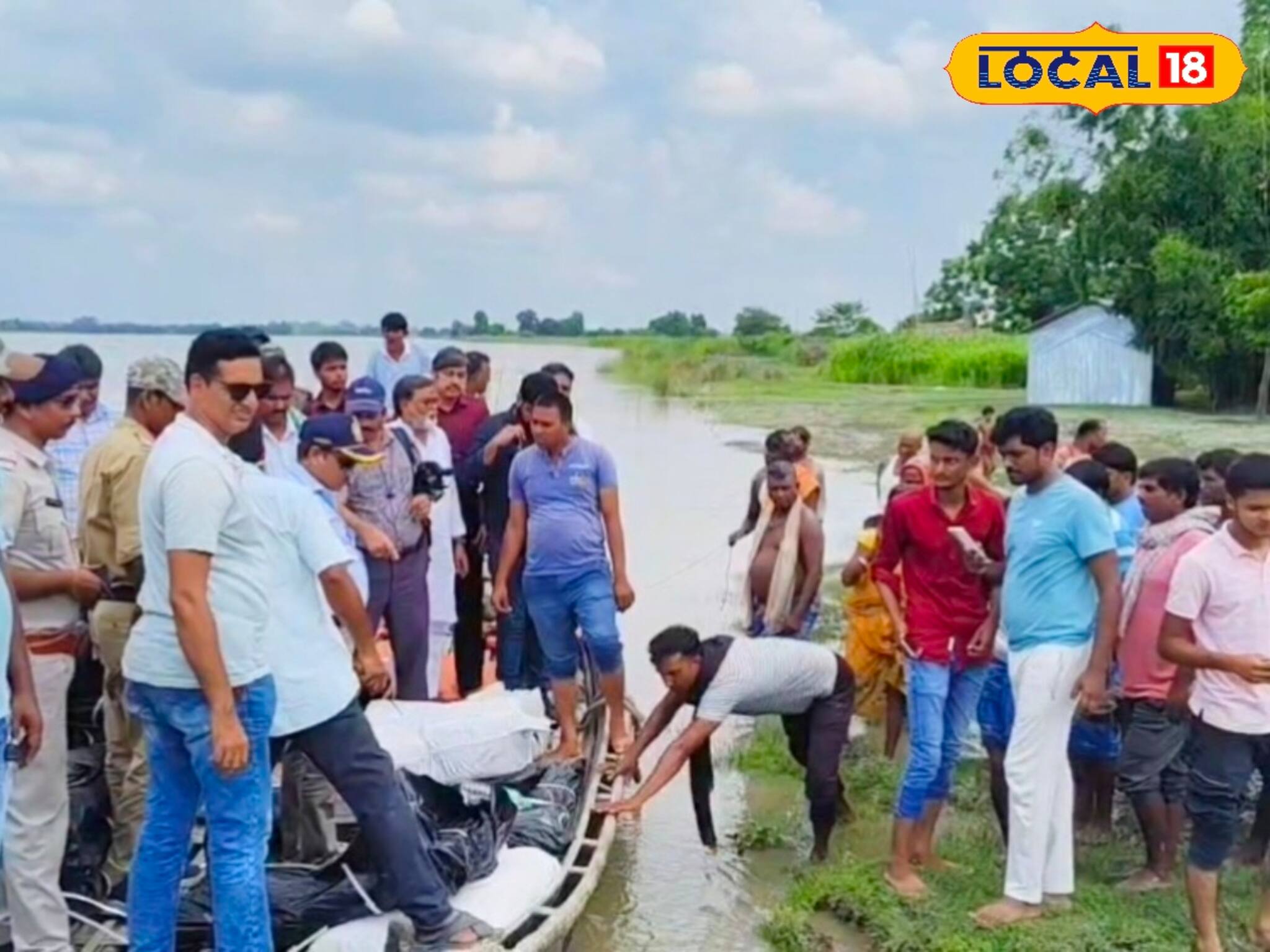 বিরল দৃশ্য! বন্যা কবলিত এলাকায় নৌকায় চেপে ত্রাণ বিলি খোদ রাজ্যের মন্ত্রীর