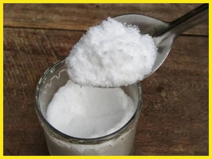 নুন জলের গার্গল--হালকা গরম জলে নুন মিশিয়ে গার্গল করলে মুখের খারাপ ব্যাকটেরিয়ার বৃদ্ধি রোধ হয়, মুখের দুর্গন্ধ দূর করে। এক গ্লাস জলে আধ চা-চামচ নুন মিশিয়ে বাড়ির বাইরে যাওয়ার আগে গার্গল করতে হবে।