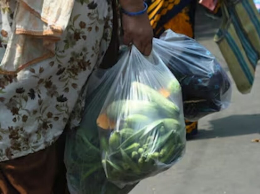 এনপিজে (NPJ-Science of Food Journal)- এ প্রকাশিত হয়েছে একটি গবেষণা। এই গবেষণা অনুযায়ী, প্লাস্টিক কন্টেনার-এ মাইক্রোপ্লাস্টিক ন্যানোপ্লাস্টিক কণা কিভাবে ঢাকনা বারবার খোলা এবং বন্ধ করার সময় মুক্ত হয়, এবং তারা খাবার পানীয়-তে কিভাবে মিশে যায় তা ব্যাখ্যা করেছে।
