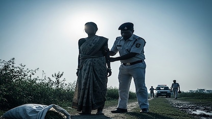 মহিলা গ্রেফতারের প্রতীকী ছবি মহিলা গ্রেফতারের প্রতীকী ছবি