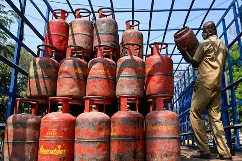 গ্যাস সিলিন্ডারের দাম সংশোধন: বাণিজ্যিক LPG গ্যাস সিলিন্ডারের দাম সংশোধন করেছে অয়েল মার্কেটিং কোম্পানিগুলি। ১ অগাস্ট ২০২৫ তারিখ থেকে ১৯ কেজি বাণিজ্যিক LPG গ্যাস সিলিন্ডারের দাম ৩৩.৫০ টাকা কমানো হচ্ছে।  দিল্লিতে  ১৯ কেজি সিলিন্ডারের নতুন দাম হচ্ছে ১৬৩১ টাকা। জুলাইয়েই যা কমেছিল ৩৩.৫ টাকা। আবার কলকাতায় ৩৪.৫ টাকা কমে দাম কমে হয়েছে ১৭৩৪.৫ টাকা। আবার মুম্বইয়ে ৩৪ টাকা কমার পর দাম গিয়ে দাঁড়িয়েছে ১৫৮২ টাকায়। চেন্নাইয়ে ৩৪.৫ টাকা কমে পৌঁছে গিয়েছে ১৭৮৯ টাকায়। যদিও ১৪.২ কেজি ডোমেস্টিক LPG সিলিন্ডারের দামের ক্ষেত্রে সেই রকম কোনও পরিবর্তন আনা হয়নি।SEBI-র মিউচুয়াল ফান্ডের সংস্কারের প্রস্তাব: মিউচুয়াল ফান্ড স্কিমের শ্রেণীবিভাগ এবং যৌক্তিকীকরণের নিয়মের ক্ষেত্রে একটি উল্লেখযোগ্য সংস্কারের প্রস্তাব দিয়েছে Securities and Exchange Board of India (SEBI)। এই ড্রাফট সার্কুলারটির লক্ষ্য, বিনিয়োগকারীদের স্বচ্ছতা উন্নত করা, পোর্টফোলিও ওভারল্যাপ হ্রাস করা এবং পণ্য উদ্ভাবনকে উৎসাহিত করা। 