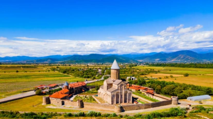 গুগল ট্রেন্ড বলছে, এই বছর, ২০২৫ মানুষ এমন গন্তব্যস্থল খুঁজছিলেন যেখানে পৌঁছনো সহজ, অভিজ্ঞতা অর্জনের জন্য যেই জায়গাগুলি গুরুত্বপূর্ণ এবং সময় ও অর্থের মূল্য অনুযায়ী বিশেষ সামঞ্জস্যপূর্ণ।