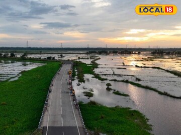 এখনও প্লাবিত ঘাটালের বহু এলাকা। ফাইল ছবি 