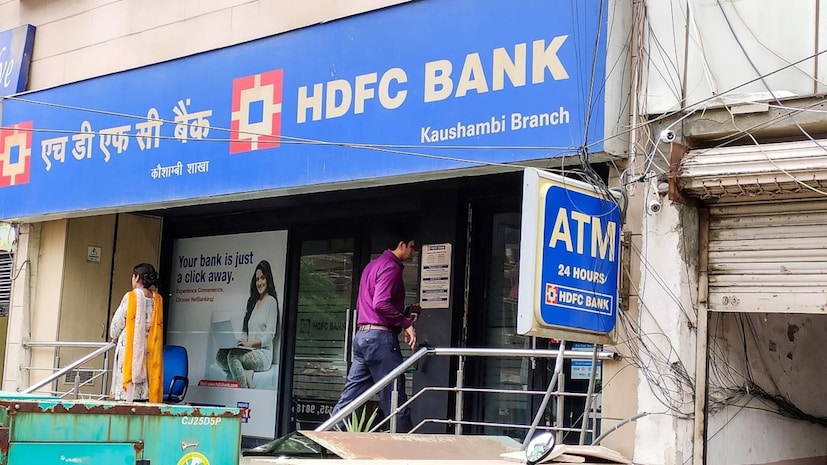 ১. অফিসিয়াল ওয়েবসাইটে গিয়ে www.hdfcbank.com উপরে থাকা “Login” বোতামে ক্লিক করুন ৷ এরপর “NetBanking” সিলেক্ট করতে হবে ৷ ২. অনলাইনে রেজিস্টার করুন নতুন ইউজার হলে “Register Now” বা “First Time User” অপশনটিতে ক্লিক করুন এরপর আপনাকে Customer ID (ওয়েলকাম কিট বা ব্যাঙ্ক স্টেটমেন্টে পাওয়া যায়) বা Account Number দিতে হবে রেজিস্টার্ড মোবাইল নম্বর এবং অন্যান্য প্রয়োজনীয় তথ্য দিন (যেমন: ATM/ডেবিট কার্ড ডিটেলস বা PAN)