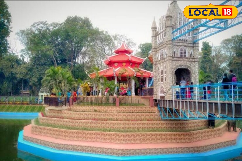 *জেলা সদর শহর বারাসাতের প্রাণ কেন্দ্রেই রয়েছে সিরাজ উদ্যান। নবাবী ধাঁচের প্রবেশদ্বার, মাঝখানের পুকুর আর চার ধারে সুন্দরভাবে সাজানো এই উদ্যানে আসলেই ভোরে উঠবে মন। ব্রিজে দাঁড়িয়ে সুন্দর মুহূর্তকে ফ্রেমবন্দি করার সুযোগও। এ যেন শহরের বুকে এক টুকরো সবুজের অক্সিজেন।