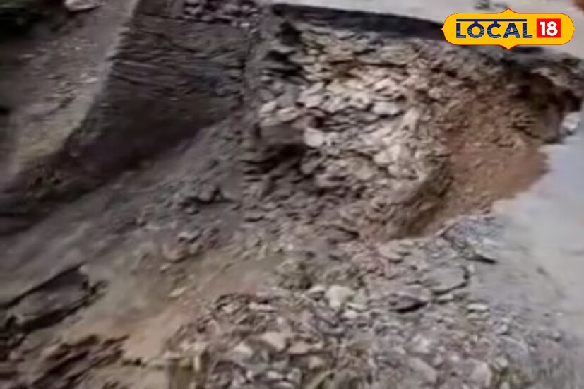 লাগাতার বর্ষণে ফের বিপর্যস্ত হয়ে পড়ল পাহাড়ের রাস্তা। শনিবার সকালে কালিম্পং জেলার তারখোলা (১০ মাইল) এলাকায় তিস্তার ধারে ১০ নম্বর জাতীয় সড়কের একটি বড় অংশ ধসে পড়ে যায় নদীর গর্ভে। এই ঘটনায় রীতিমতো আতঙ্ক ছড়িয়েছে সাধারণ মানুষের মধ্যে। রাস্তা দিয়ে যাতায়াত করা যাত্রী ও চালকরা পড়েছেন বিপাকে।