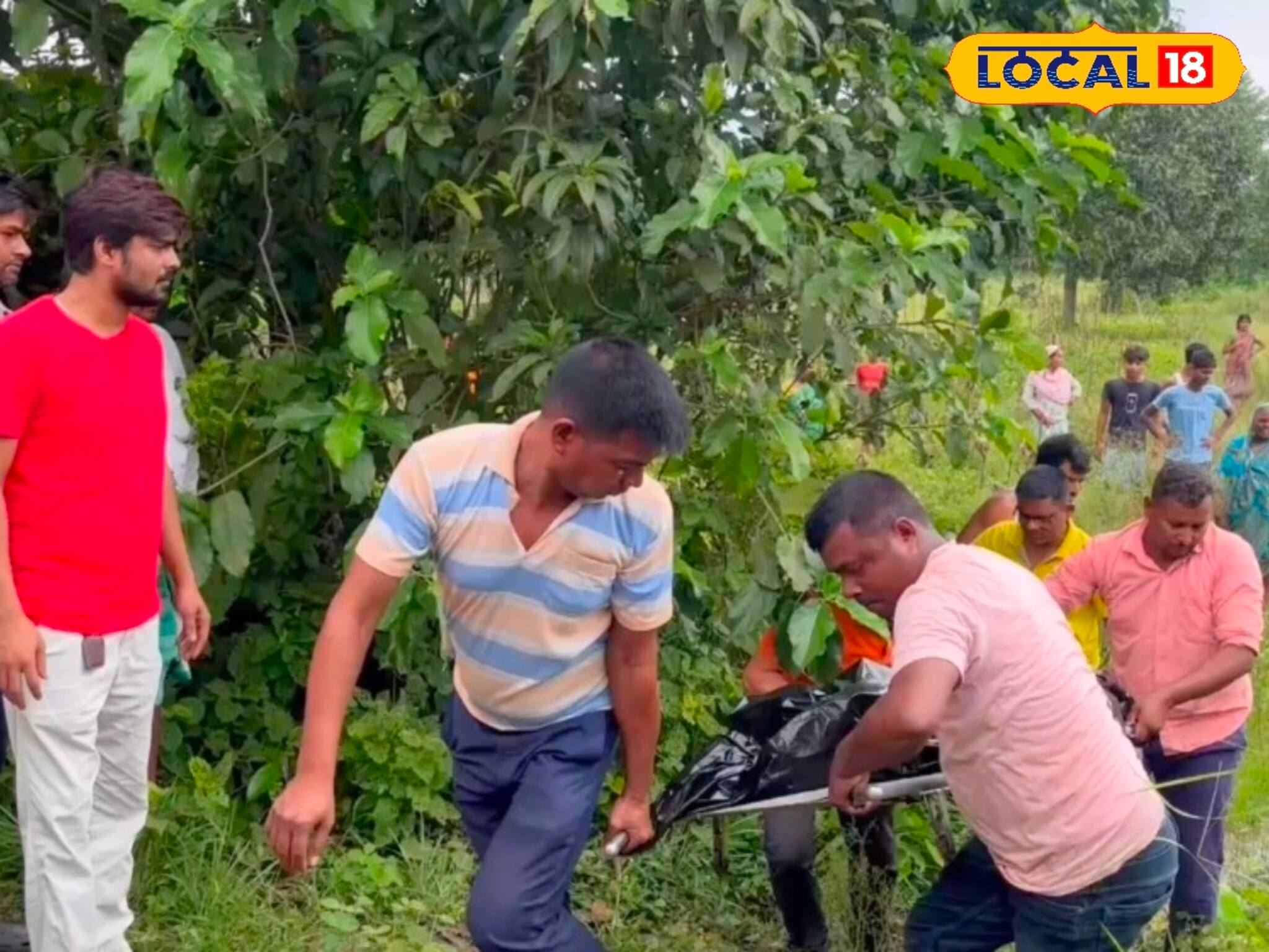 ওড়নায় ঢাকা মুখ, শরীরে ক্ষত, র*ক্তে ভাসছে শরীর! ফাঁকা মাঠে পড়ে তরুণীর দে*হ, চাঞ্চল্য মালদহে