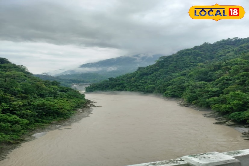 গাঙ্গেয় পশ্চিমবঙ্গের উপর থেকে ক্রমশ উত্তরে সরছে ঘূর্ণাবর্ত। যার ফলে দক্ষিণবঙ্গে কমবে বৃষ্টি। মিলবে কিছুটা স্বস্তি। তবে ভারী বৃষ্টির পূর্বাভাস দিয়েছে আবহাওয়া দফতর উত্তরবঙ্গে। গাঙ্গেয় পশ্চিমবঙ্গের উপর থেকে ক্রমশ উত্তরে সরছে ঘূর্ণাবর্ত। যার ফলে দক্ষিণবঙ্গে কমবে বৃষ্টি। মিলবে কিছুটা স্বস্তি। তবে ভারী বৃষ্টির পূর্বাভাস দিয়েছে আবহাওয়া দফতর উত্তরবঙ্গে।