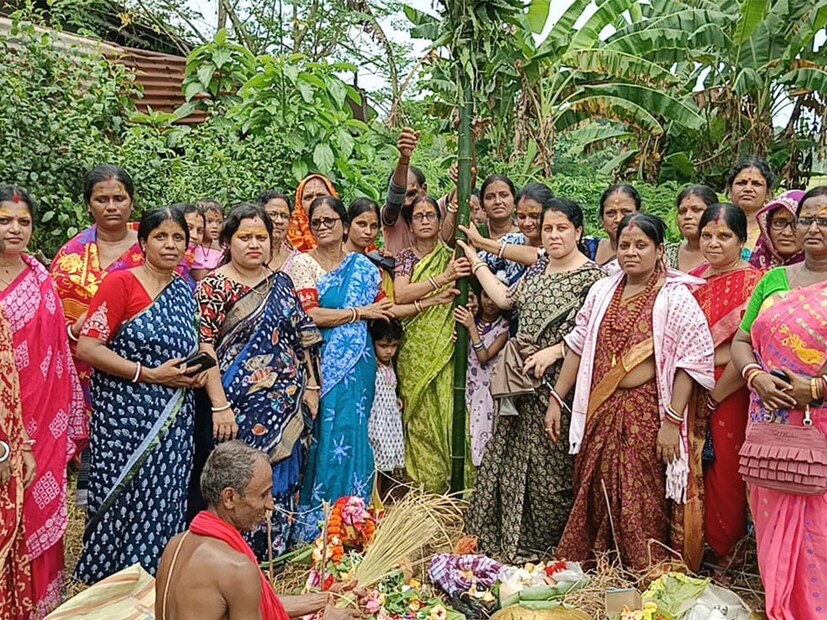 পূর্ব মেদিনীপুর জেলার এগরা ১ নম্বর ব্লকের অন্তর্গত নেগুয়া গ্রামে এবার আবারও সৃষ্টি হলো এক নতুন দৃষ্টান্ত। শহরের আলো ঝলমলে প্যান্ডেল, মিডিয়া কভারেজ আর পুরুষতান্ত্রিক পুজো সংস্কৃতির ভিড়ে, নেগুয়ার ত্রিনয়নী মহিলা সংঘ যেন এক শুদ্ধ শ্বাস। এখানে পুরুষ নয়, মণ্ডপের প্রতিটি সিদ্ধান্ত, প্রতিমার নকশা, থিমের ভাবনা ও অর্থনৈতিক ব্যবস্থাপনার পুরোটাই সামলাচ্ছেন গ্রামের গৃহবধূ, চাকরিজীবী, ছাত্রী ও প্রবীণ নারীরা। তারা প্রমাণ করছেন, পুজো মানেই শুধু শহর বা পুরুষশাসিত কর্মকাণ্ড নয় — পুজো মানে সৃষ্টিশীলতা, নেতৃত্ব ও সাহস, যেটা নারীর মধ্যেও পরিপূর্ণভাবে বর্তমান।