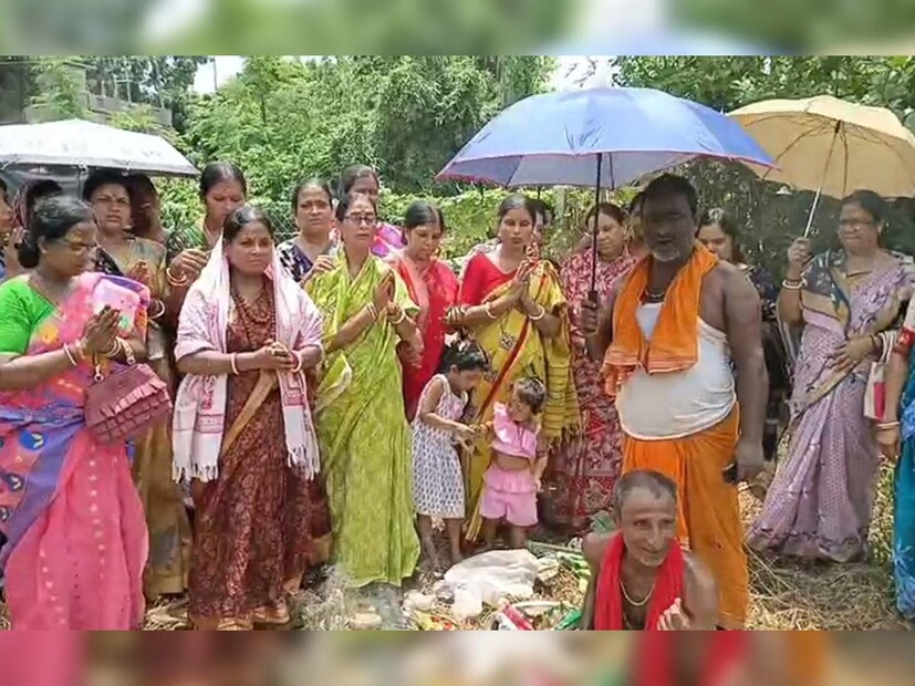 ত্রিনয়নী মহিলা সংঘের দুর্গাপুজো এ বছর পা দিল অষ্টম বছরে। শুরুটা হয়েছিল খুব ছোট পরিসরে, কয়েকজন গ্রামের মহিলার আন্তরিকতা আর সাহস দিয়ে। তখন অনেকেই প্রশ্ন তুলেছিলেন, “মহিলারা কি পারবে পুজো করতে?” সময়ের সঙ্গে সেই প্রশ্নের উত্তর হয়েছে আরও জোরালো — “হ্যাঁ, মহিলারাও পারে, এবং কেবল পারে নয়, পুরুষদের থেকেও ভালোভাবে পারে।” এখন এই মহিলা পরিচালিত পুজো শুধুমাত্র গ্রামের গণ্ডির মধ্যে সীমাবদ্ধ নেই, জেলার অন্যতম আকর্ষণ হয়ে উঠেছে।