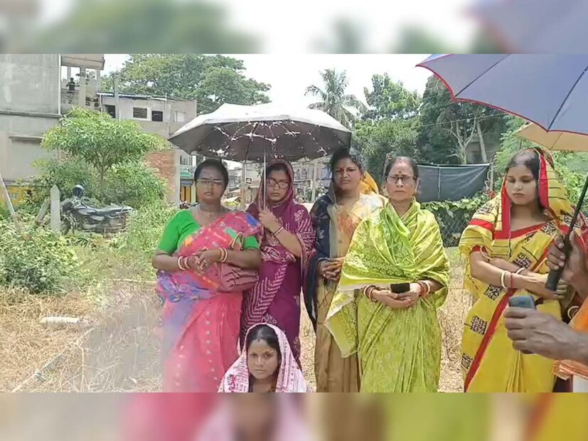 সম্প্রতি পুজোর সূচনার পর্ব হিসেবে পালিত হলো খুঁটি পুজো। নেগুয়া বাসস্ট্যান্ড সংলগ্ন এলাকায় ঢাকের বাদ্যি, শঙ্খ ও উলুধ্বনিতে জমজমাট হয়ে ওঠে পরিবেশ। অন্যান্য পুজোতেও খুঁটি পুজো হয়, কিন্তু এখানে যা অভিনব, তা হলো — সকলের আগে এবং সামনে আছেন শুধু নারীরাই। তাঁরা নিজের হাতে প্রতিমার কাঠামোর ভিত্তি স্থাপন করছেন, পুরোহিতের সঙ্গে দাঁড়িয়ে সম্পূর্ণ রীতিনীতির আয়োজন করছেন, আর উৎসবকে ছড়িয়ে দিচ্ছেন গোটা গ্রামে। এমনকি গ্রামের পুরুষরাও আজ তাঁদের সহযোগী হয়ে দাঁড়িয়েছেন।