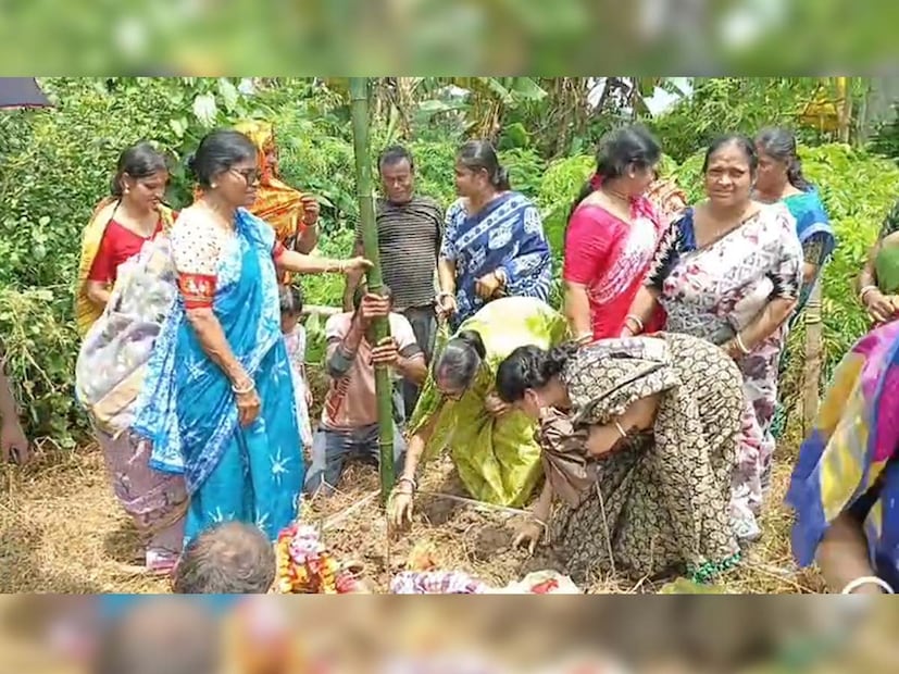 সমুদ্রতট দিঘা ভ্রমণ করতে আসা হাজার হাজার পর্যটকের জন্য এই পুজো হয়ে উঠতে পারে একটি অতিরিক্ত আকর্ষণ। মাত্র কুড়ি কিলোমিটার দূরের এই পুজো দেখে বিস্মিত হবেন যে কেউ— শহরের ছাঁচে নয়, সম্পূর্ণভাবে গ্রামের নিজস্ব আবহে, কিন্তু গুণগত মানে শহরের সেরাদের টক্কর দিচ্ছে। একজন পর্যটক বলেছিলেন, “আমি ভাবতেও পারিনি, একটা গ্রামের মহিলা পরিচালিত পুজো এতটা থিম নির্ভর, পরিকল্পিত এবং আকর্ষণীয় হতে পারে!”