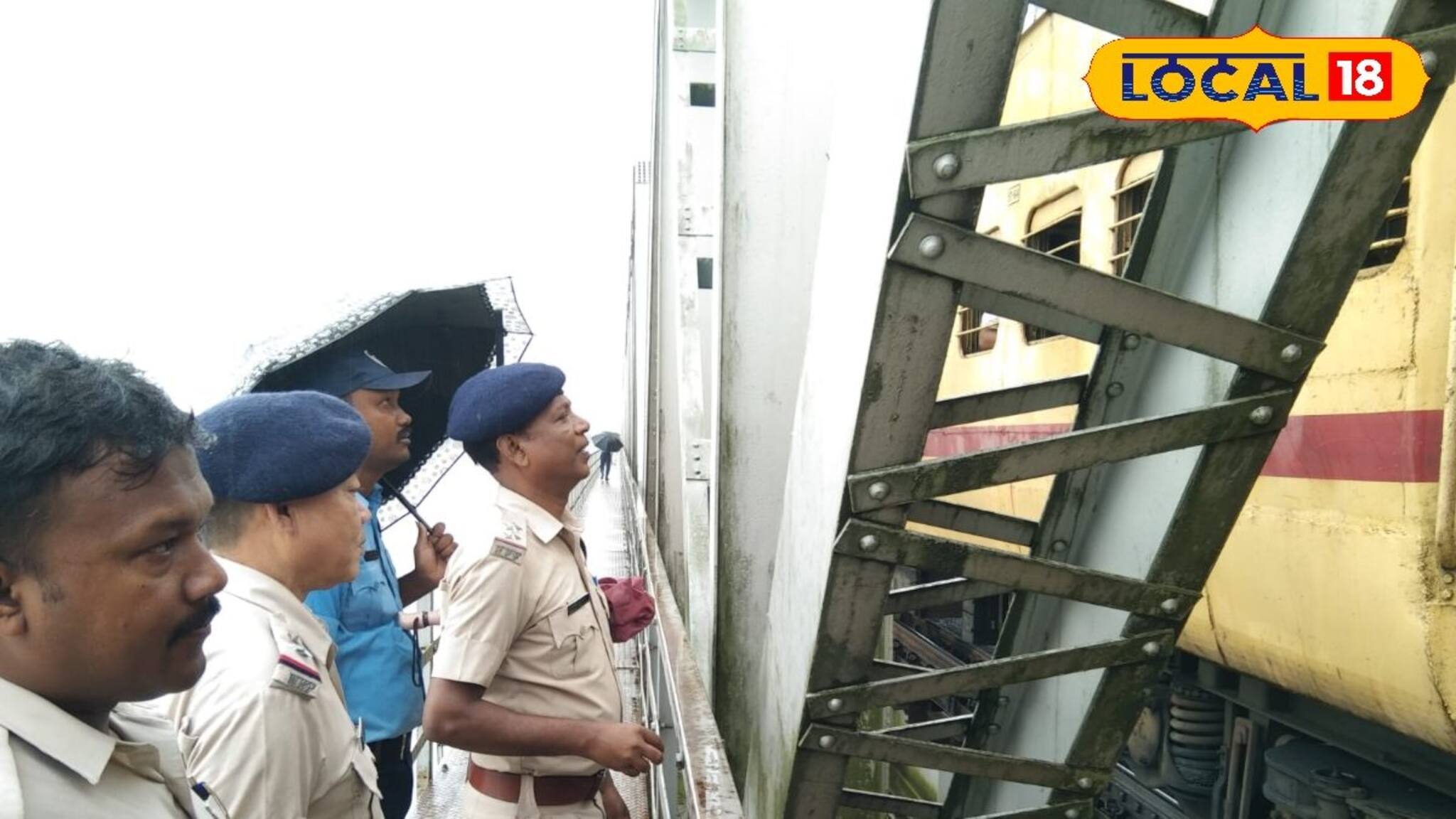 Indian Railways: নীচে ফুঁসছে তিস্তা, আচমকা তিস্তা-তোর্সার চেন টেনে জল্পেশযাত্রীরা এ কী করলেন? পুলিশ ধরল ৮ জনকে