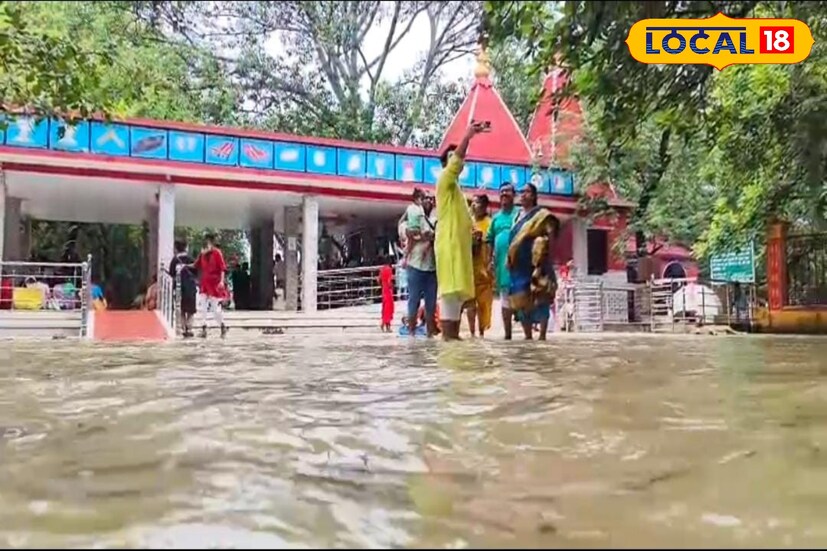 বিগত বেশ কয়েকদিন ধরেই বীরভূম এবং ঝাড়খন্ড এলাকা জুড়ে লাগাম ছাড়া বৃষ্টিপাত হচ্ছে। আর এই প্রবল বৃষ্টির জেরে এবার বিপর্যস্ত হয়ে পড়েছে কঙ্কালীতলার সতীপীঠ। লাগাতার বৃষ্টির কারণে কোপাই নদীর জলস্তর বিপদসীমার ওপরে উঠে গেছে,যার ফলে সতীপীঠ কঙ্কালীতলার মন্দির চত্বর সম্পূর্ণভাবে জলমগ্ন হয়ে পড়েছে। রবিবার থেকে হাঁটু সমান জল কঙ্কালীতলা মন্দির চত্বরে।