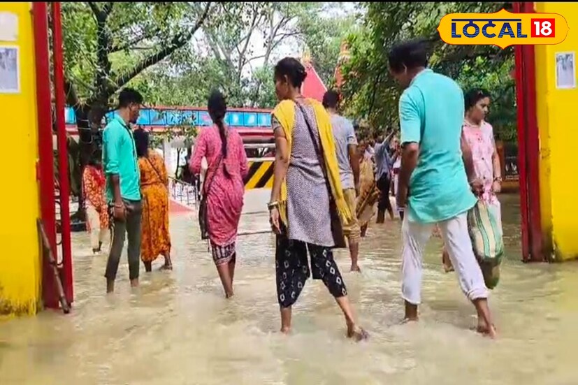 ভক্তদের নিরাপত্তা এবং মন্দিরের রক্ষার্থে প্রশাসন সতর্ক রয়েছে, তবে পরিস্থিতি আরও খারাপ হলে বড় ধরনের পদক্ষেপ গ্রহণ করা হতে পারে। মন্দিরের আশেপাশের দোকানপাট এবং স্থানীয় ব্যবসায়ীরাও সমস্যায় পড়েছেন, কারণ জলমগ্ন অবস্থার কারণে ব্যবসা বন্ধ হতে চলেছে।
