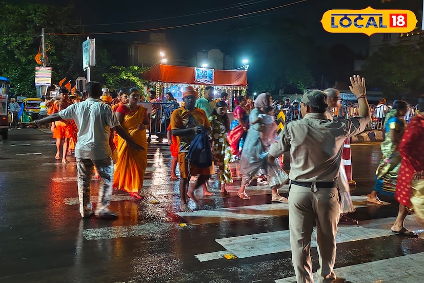 সেই ইতিহাসের পাতা থেকে বেরিয়ে বর্তমানে আজও গঙ্গাজল সংগ্রহ করে তা কাঁধে বহন করে দক্ষিণেশ্বরের মতো শিব মন্দির থেকে নিয়ে যাওয়া হয় ব্যারাকপুরের শম্ভুনাথের উদ্দেশ্যে। প্রতিবছর ভক্তরা এই অনুষ্ঠান নিষ্ঠাভরে পালন করেন। 