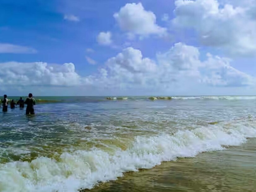 *উত্তরবঙ্গবাসীর দাবিকে গুরুত্ব দিয়ে এবার উত্তরবঙ্গ রাষ্ট্রীয় পরিবহণ নিগমের পক্ষ থেকে চালু করা হল বালুরঘাট–দিঘা সরাসরি বাস পরিষেবা। দক্ষিণবঙ্গের অন্যতম জনপ্রিয় পর্যটন কেন্দ্র দিঘাকে আরও সহজলভ্য করে তোলার লক্ষ্যে এই বাস চলাচল শুরু হয়েছে। সরকারের তরফে জানানো হয়েছে, সপ্তাহে নির্দিষ্ট দিনে চলবে এই এসি ভলভো বাস, যাতে দীর্ঘপথ পাড়ি দেওয়া যাত্রীরা আরাম ও নিরাপত্তা দুই-ই পান।