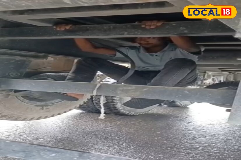 শিলিগুড়ি, ঋত্বিক ভট্টাচার্য : সীমান্তে নিরাপত্তা বলয় জোরদার থাকলেও নতুন কৌশলে অনুপ্রবেশের চেষ্টা জারি। এবার ট্রাকের নীচে লুকিয়ে বাংলাদেশ থেকে ভারতে ঢোকার চেষ্টা করলেন এক যুবক। তবে শেষরক্ষা হল না। বিএসএফের তৎপরতায় ধরা পড়ে গেলেন তিনি।