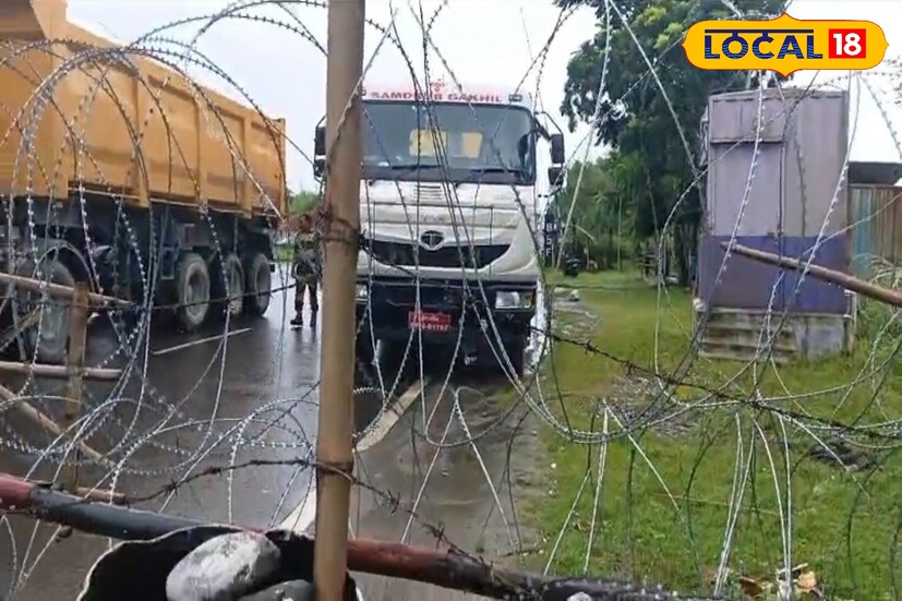 তৎক্ষণাৎ ওই যুবককে গাড়ির নীচে থেকে বের করে আটক করেন জওয়ানরা। ধৃতের নাম রিপন রায়। প্রাথমিক জিজ্ঞাসাবাদে জানা গিয়েছে, তিনি বাংলাদেশ থেকে অবৈধভাবে ভারতে প্রবেশ করার চেষ্টা করছিলেন। বিএসএফ সূত্রে খবর, ধৃতকে নিয়ে চলছে আরও জিজ্ঞাসাবাদ। ছবি ও তথ্য : ঋত্বিক ভট্টাচার্য