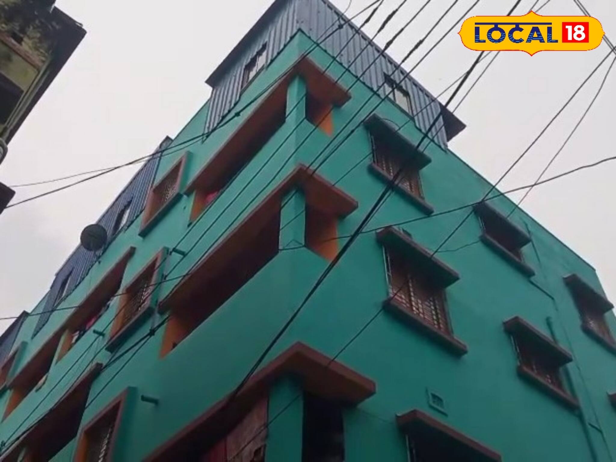 খাটে বসে খেলছিল একরত্তি! হঠাৎ মা দেখলেন সে নেই! পাঁচতলার স্লাইডার জানলাটা ফাঁক...ভয়ঙ্কর!